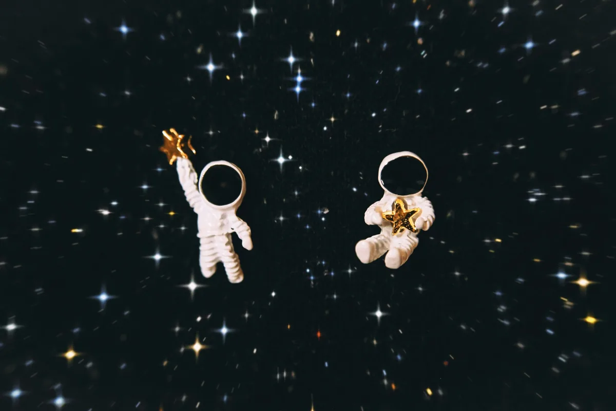 Две фигурки среди звёзд