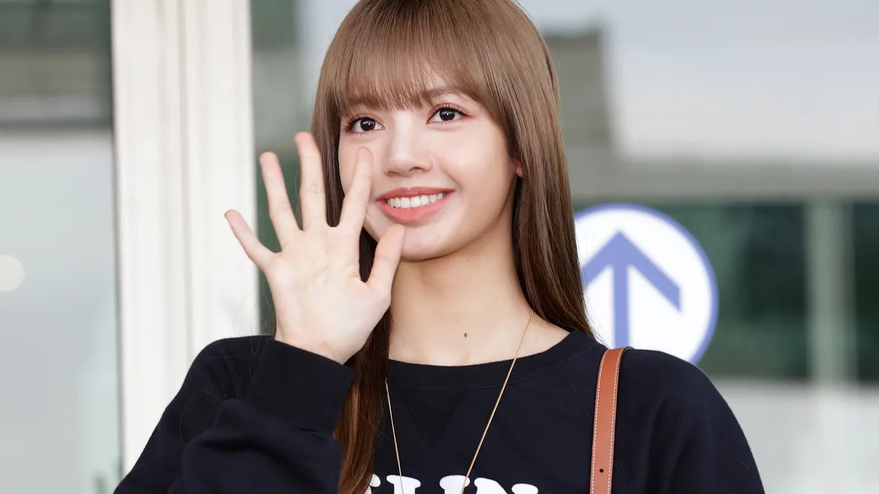 Лиса, рэпер и танцовщица BLACKPINK